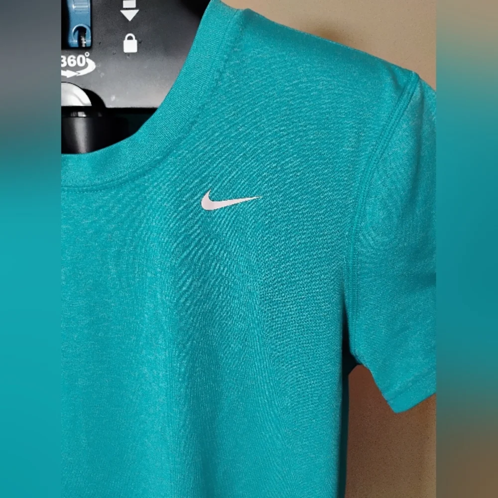 Nike Dri-FIT Women's Athletic Top – Size Medium - Picture 6 of 8